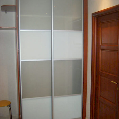 Встроенный шкаф-купе с матовым стеклом