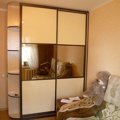 Встроенный шкаф-купе со вставками зеркала и стекла Oracal