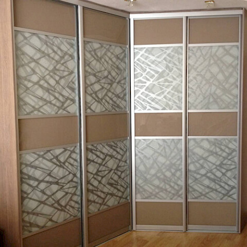 Корпусный угловой шкаф-купе со вставками из декоративного стекла