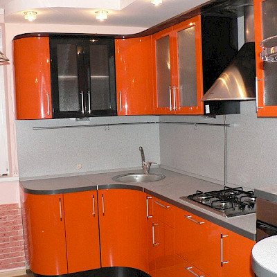 Угловая кухня с барным столом оранжевая 01